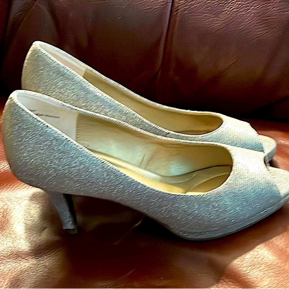 Great Wedding or Special Occasion shoes. Kelly & Katie brand size 7.5 W. - Picture 2 of 11